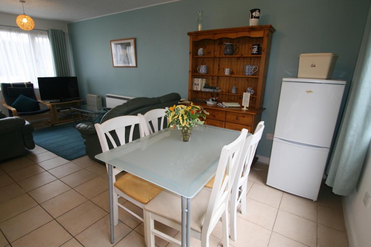 Freshwater Bay Holiday Cottages เพมโบรก ภายนอก รูปภาพ