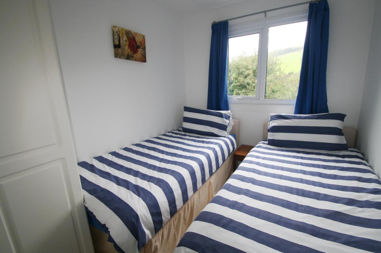 Freshwater Bay Holiday Cottages เพมโบรก ภายนอก รูปภาพ