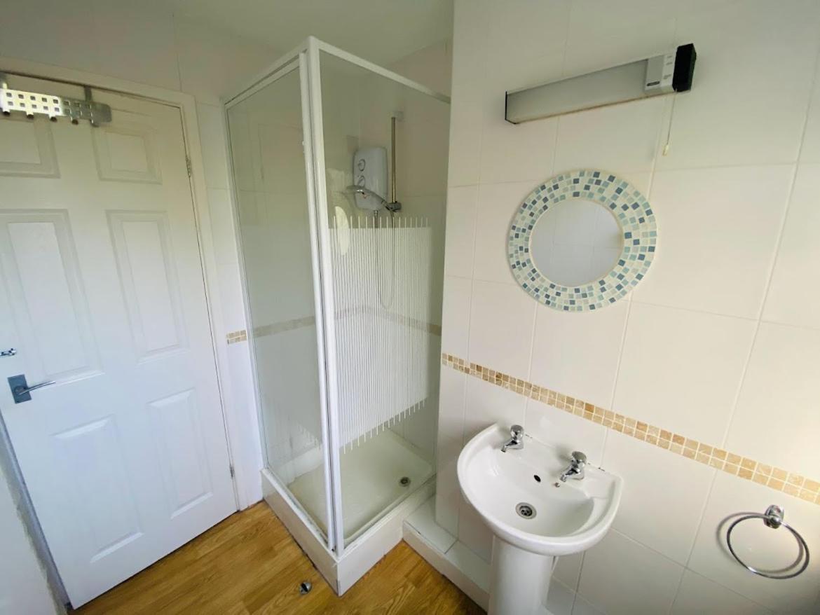 Freshwater Bay Holiday Cottages เพมโบรก ภายนอก รูปภาพ