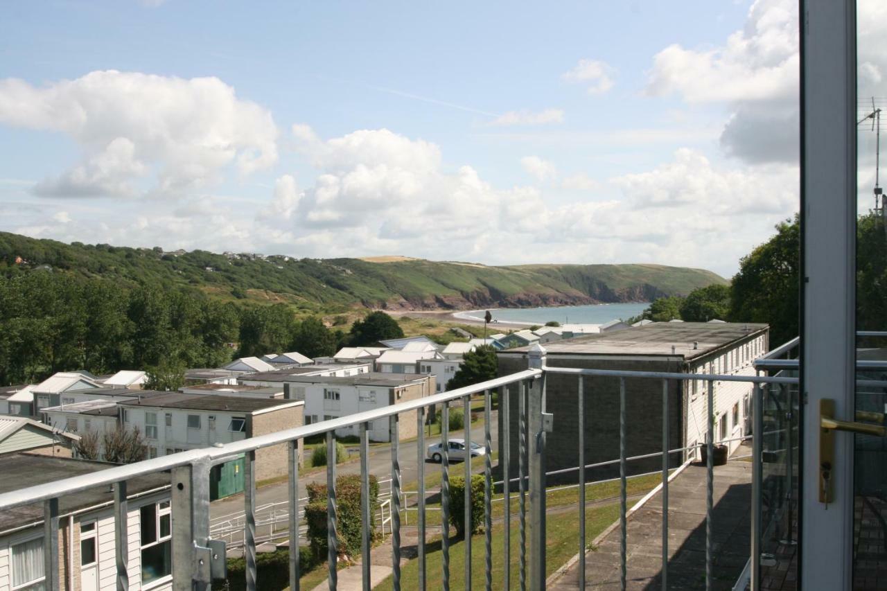 Freshwater Bay Holiday Cottages เพมโบรก ภายนอก รูปภาพ