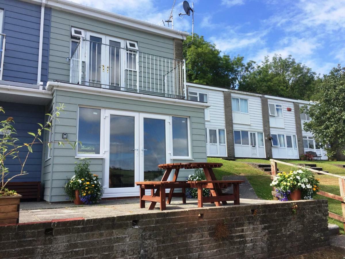 Freshwater Bay Holiday Cottages เพมโบรก ภายนอก รูปภาพ